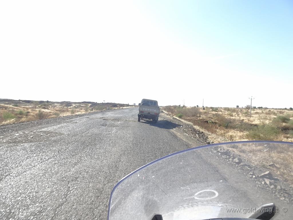 DSC01161.JPG - La strada per l'Etiopia ben preso si rivela un campo minato di buche