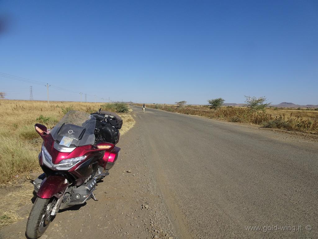 DSC01162.JPG - La strada per l'Etiopia ben preso si rivela un campo minato di buche