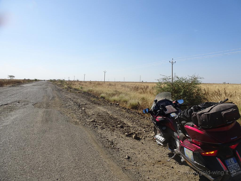 DSC01163.JPG - La strada per l'Etiopia ben preso si rivela un campo minato di buche