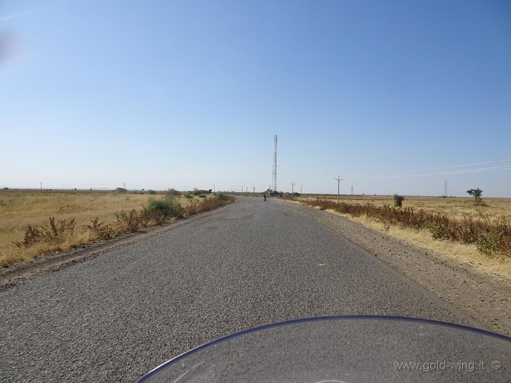 DSC01165.JPG - Anche quando la strada sembra decente, non ci si può mai rilassare. perchè le buche a volte sono improvvise