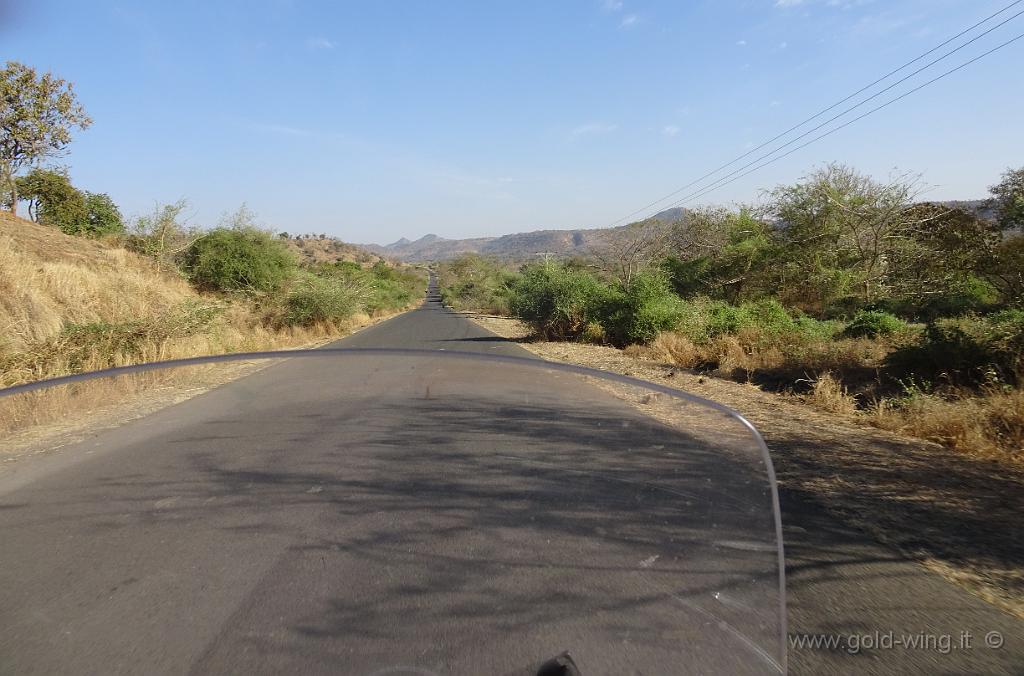 DSC01177.jpg - Su e giù tra le montagne d'Etiopia. Quota tra m 1.800 e 2.150,  temperatura tra 21° e 26°