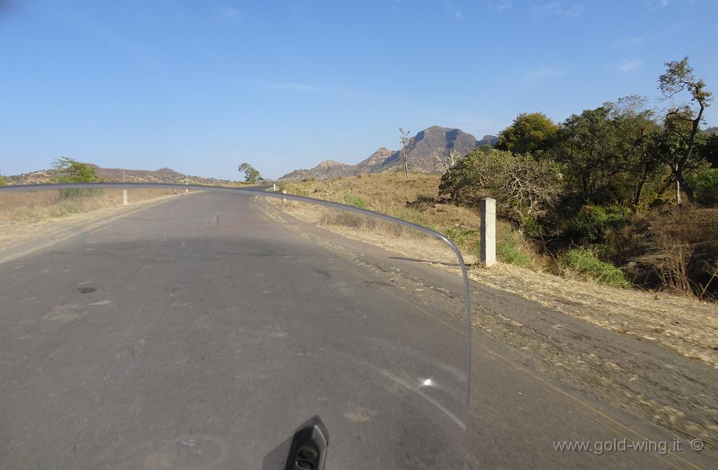 DSC01179.jpg - Su e giù tra le montagne d'Etiopia. Quota tra m 1.800 e 2.150,  temperatura tra 21° e 26°