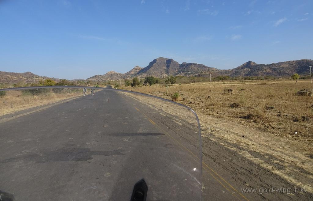 DSC01181.jpg - Su e giù tra le montagne d'Etiopia. Quota tra m 1.800 e 2.150,  temperatura tra 21° e 26°
