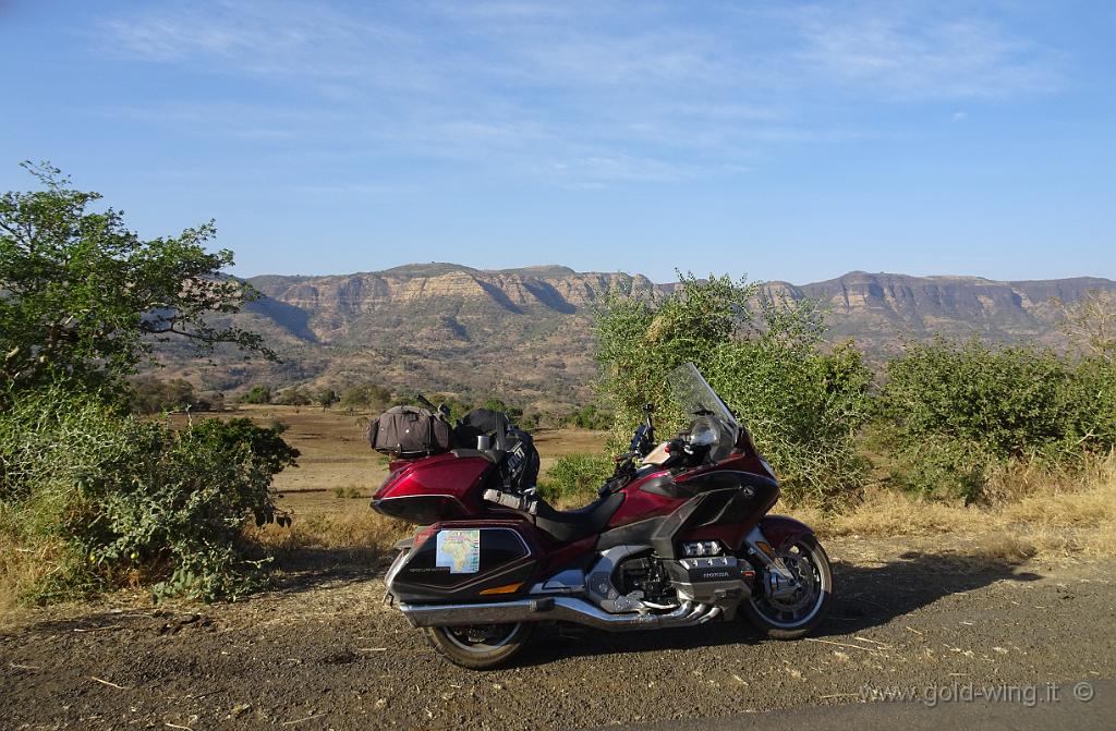 DSC01183.jpg - Su e giù tra le montagne d'Etiopia. Quota tra m 1.800 e 2.150,  temperatura tra 21° e 26°