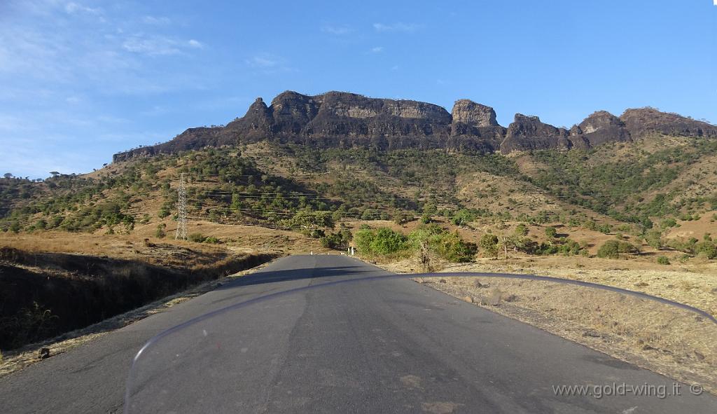 DSC01187.jpg - Su e giù tra le montagne d'Etiopia. Quota tra m 1.800 e 2.150,  temperatura tra 21° e 26°