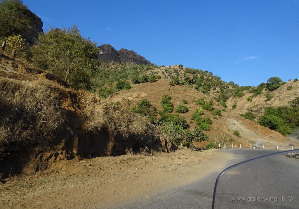 DSC01189.jpg - Su e giù tra le montagne d'Etiopia. Quota tra m 1.800 e 2.150,  temperatura tra 21° e 26°