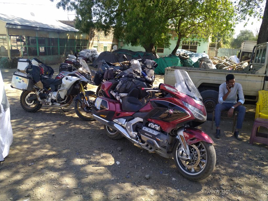 IMG_20200125_105359.jpg - Metemma. Gruppo di motociclisti che stanno attraversando l'Africa in direzione opposta alla mia: 4 olandesi (3 moto BMW GS e un'auto fuoristrada)