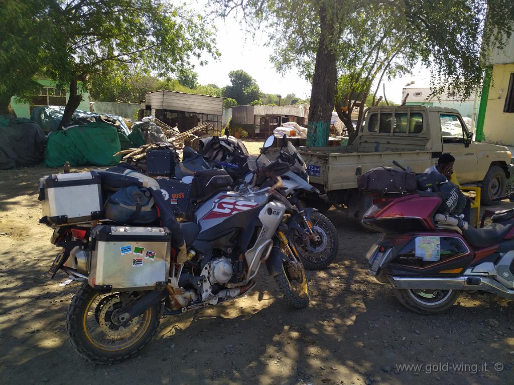 IMG_20200125_105425.jpg - Metemma. Gruppo di motociclisti che stanno attraversando l'Africa in direzione opposta alla mia: 4 olandesi (3 moto BMW GS e un'auto fuoristrada)