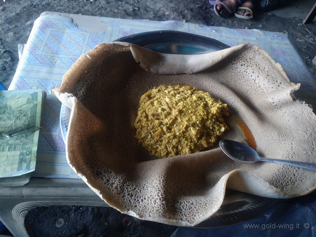 IMG_20200125_114231.jpg - Il mio primo pasto in Etiopia: l'injera, una specie di pane, che ha anche la funzione di recipiente e posate. Il contenuto del "piatto" è un misto di uova e verdure... credo