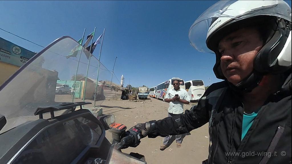 virb36.jpg - Parcheggio quindi la moto di fronte al muro della dogana (Metemma) e qui incontro Abdullah Alrazeg (in foto), prenotato dall'Italia