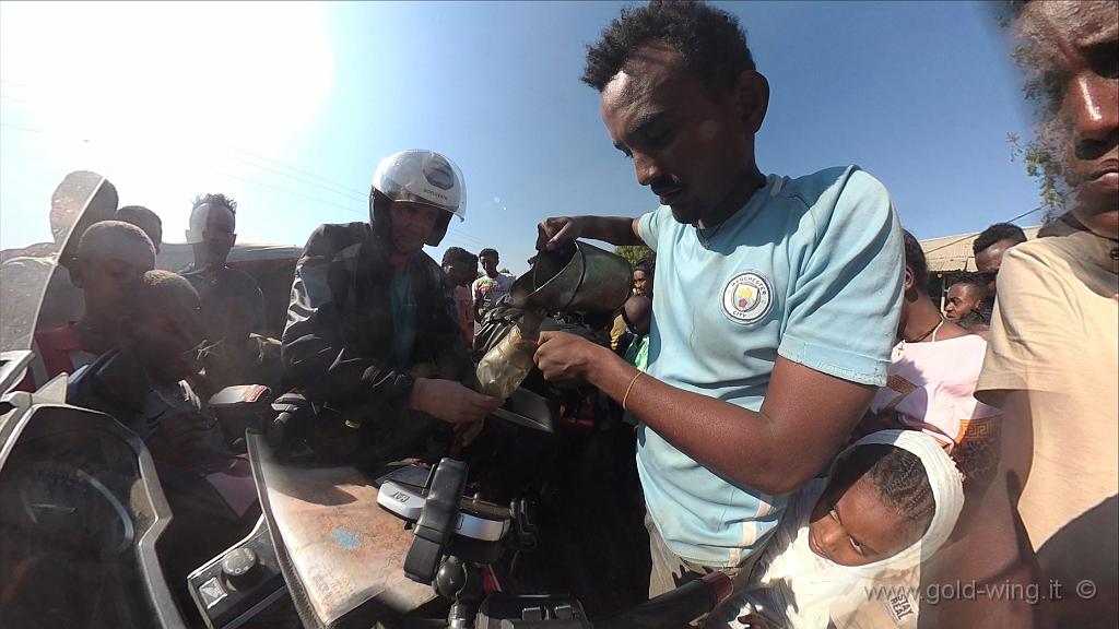 virb37.jpg - Il primo rifornimento di benzina in Etiopia: sono circondato, ma tutti gentili