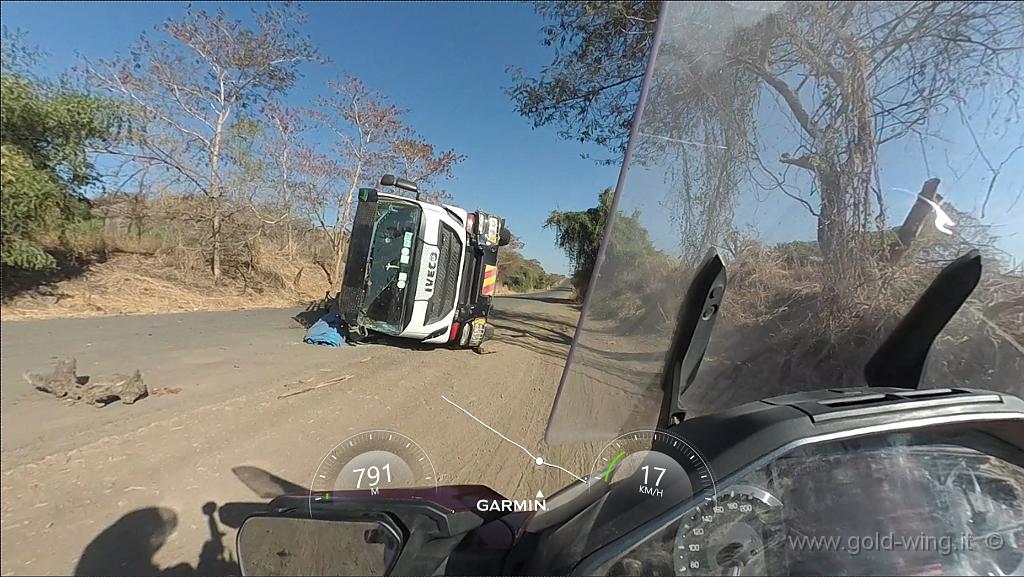 virb38.jpg - Altro camion ribaltato