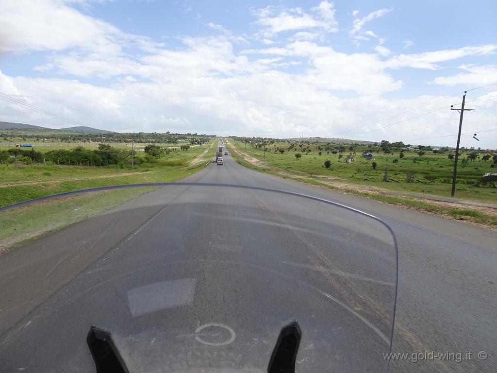 DSC02037.JPG - Da Nairobi, verso sud, poco dopo aver attraversato una nube di cavallette