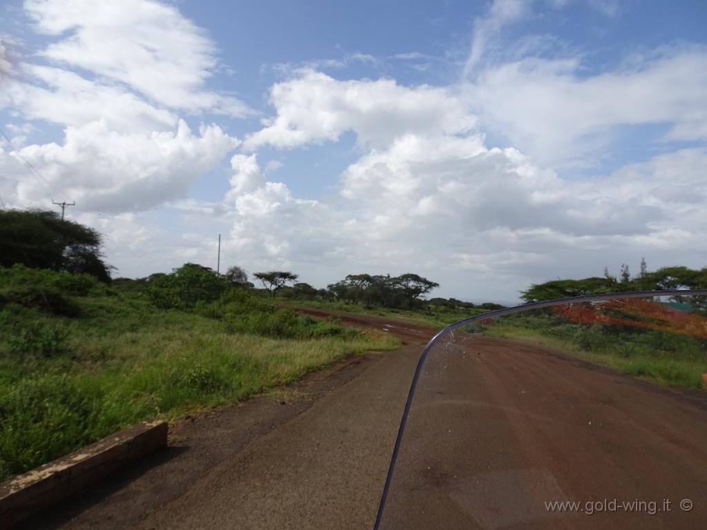 DSC02045.JPG - Strada per il Parco Nazionale di Amboseli