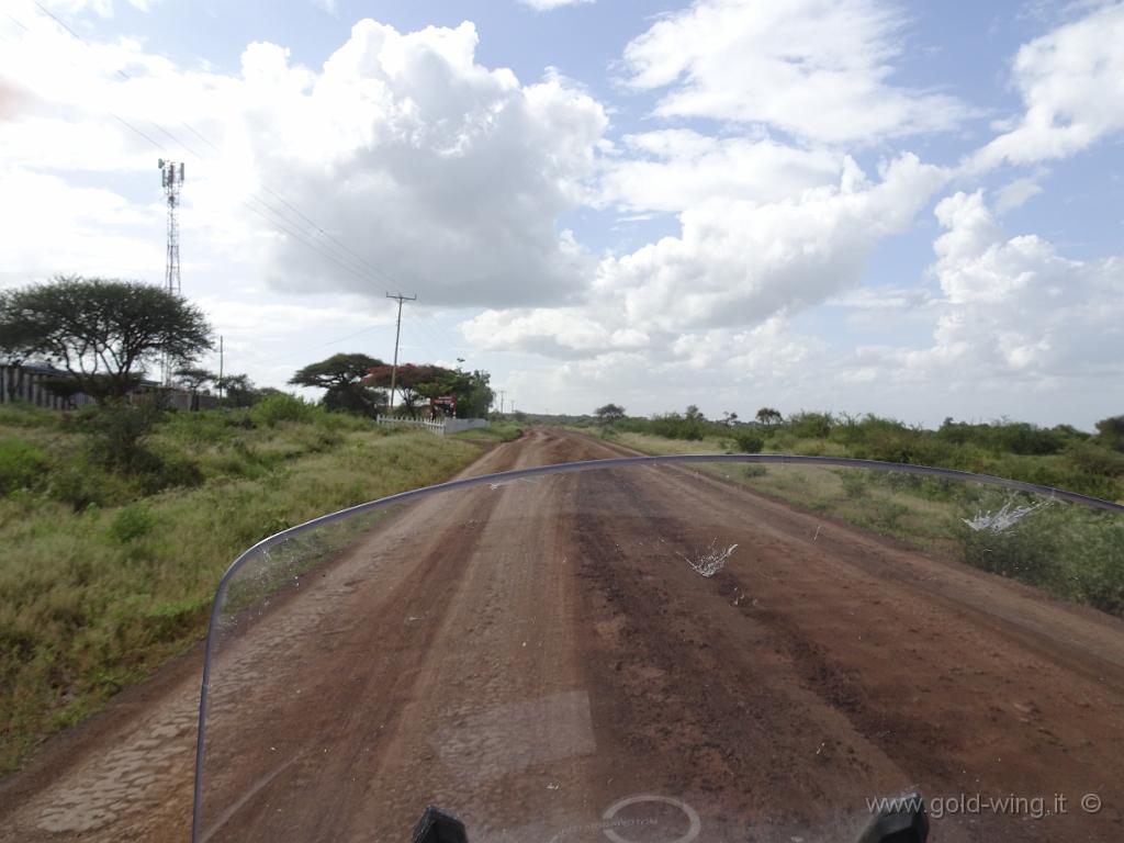 DSC02046.JPG - Strada per il Parco Nazionale di Amboseli