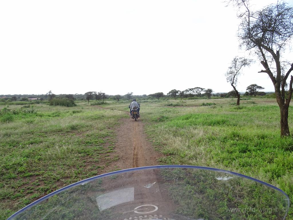 DSC02052.JPG - Dei motociclisti keniani mi fanno strada verso il campeggio