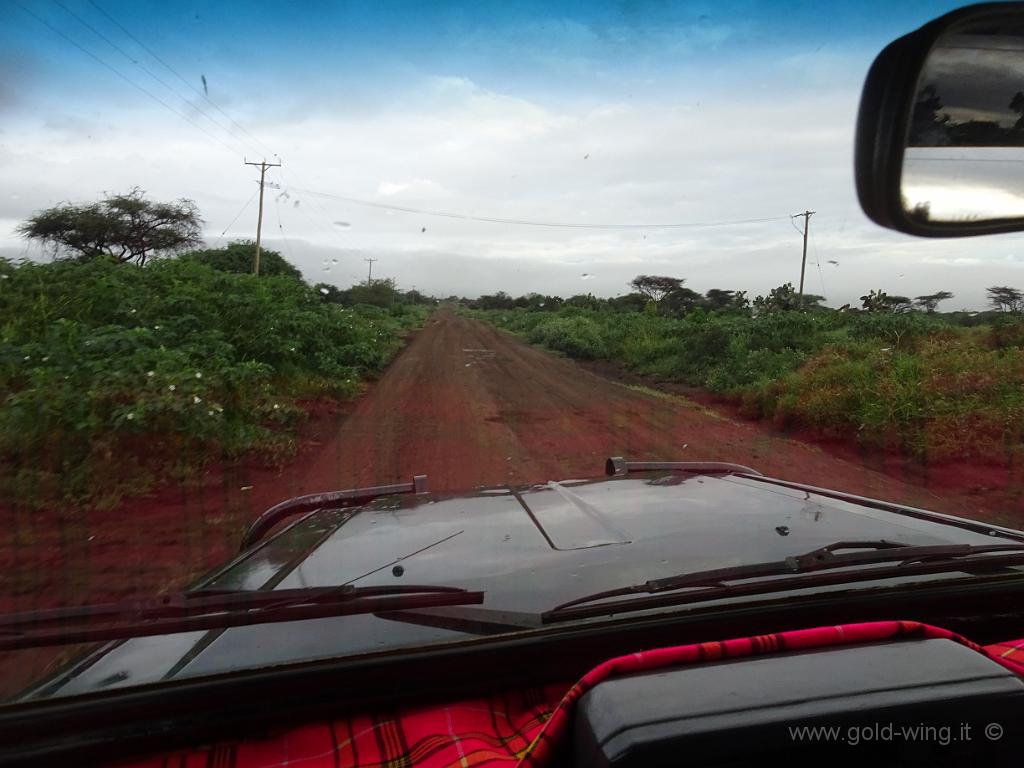 DSC02059.JPG - Con la guida, ci avviamo verso l'ingresso del Parco Nazionale Amboseli; qui la strada è ancora discreta