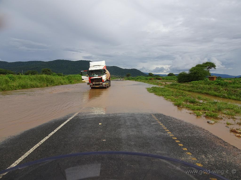 DSC02402.JPG - ... per un po'. Un altro allagamento, con relativo camion bloccato dall'acqua. Passo anche qui