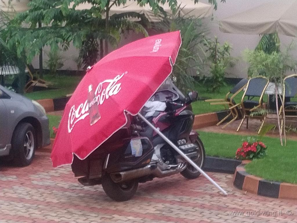 IMG_20200202_071305.jpg - La giornata di oggi inizia come era terminata quella di ieri: piove. Bel gesto dell'albergo che, preoccupati della pioggia battente, coprono la moto con un ombrellone. Li ringrazio, ma gli spiego che è inutile: è abituata a ben altro