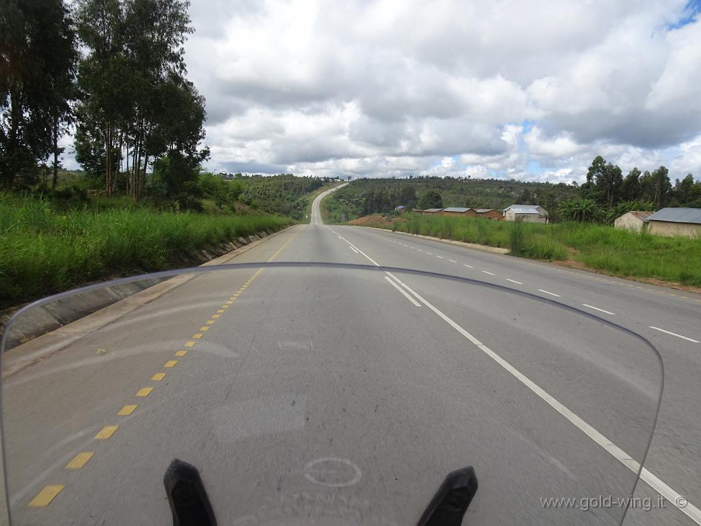 DSC02430.JPG - Proprio adesso che, finalmente, le strade sono buone, mettono il limite di velocità.a 50 km/h e spesso divieti di sorpasso ingiustificati! Quando si tratta di fare soldi con gli autovelox, tutto il mondo è paese. Imbecilli o criminali?