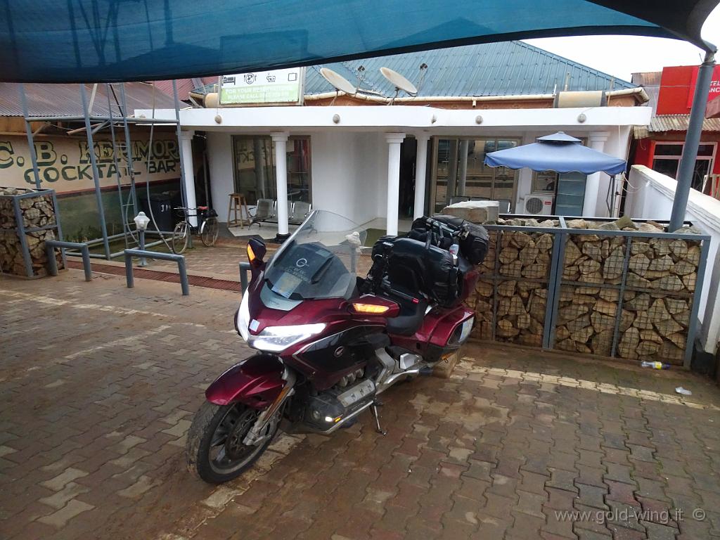 DSC02484.JPG - La moto è pronta, davanti all'albergo