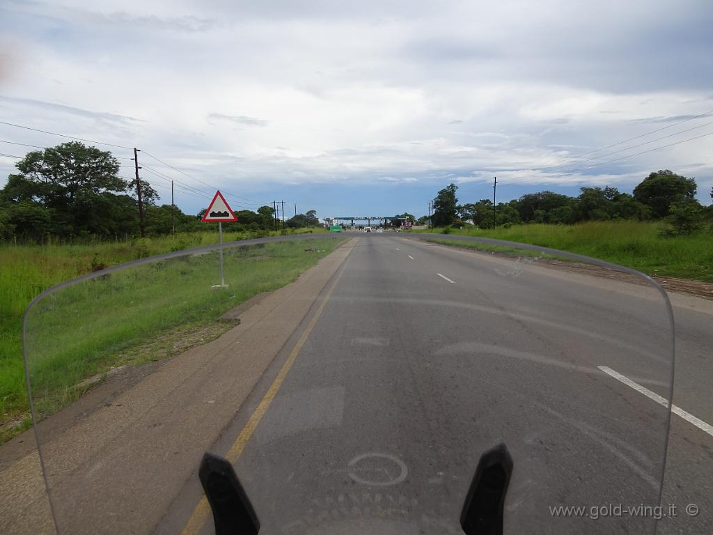 DSC02566.JPG - Nonostante non sia assolutamente un'autostrada, diversi tratti di questa strada sono a pagamento, ma non per le moto. Ecco un casello. Apprezzabile il fatto che, spesso ma non sempre, i dissuasori di velocità siano segnalati: da questo punto di vista, la situazione è migliore delle terribile Etiopia