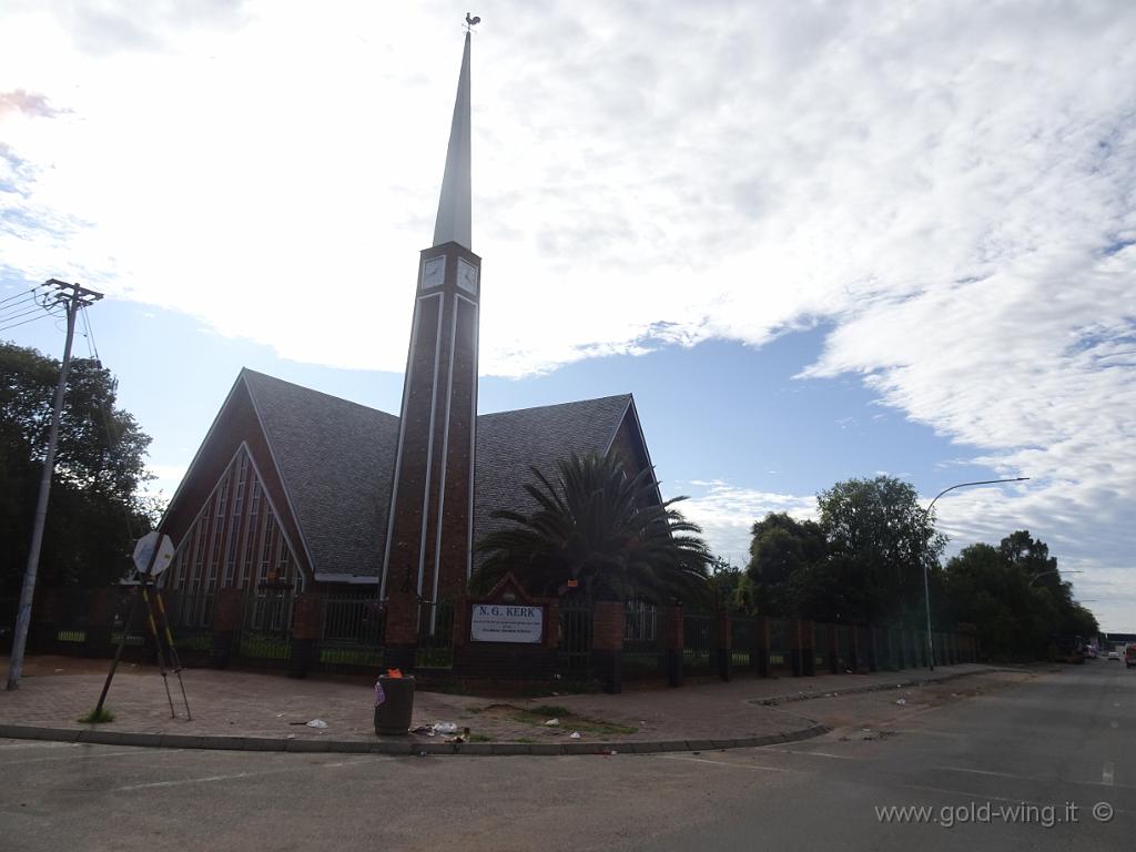 DSC03076.JPG - Chiesa a Mafikeng, dal tetto molto spiovente, tipico di altre latitudini (credo sia l'influenza olandese, i primi colonizzatori del Sudafrica)