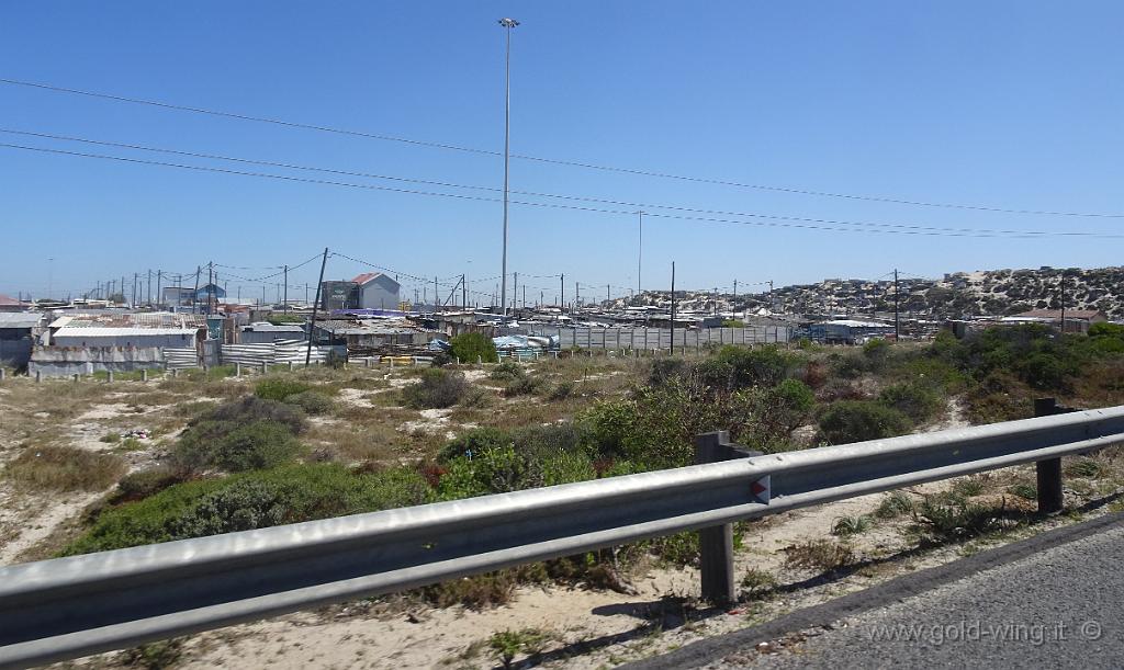 DSC03920.jpg - L'altra faccia di Città del Capo: le baraccopoli, dove vivono i poveri, cioè, quasi sempre, i neri