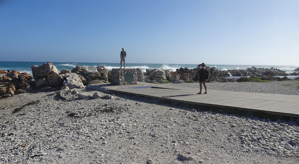 DSC04095.jpg - Capo Agulhas. Ecco il cippo, ma prima...