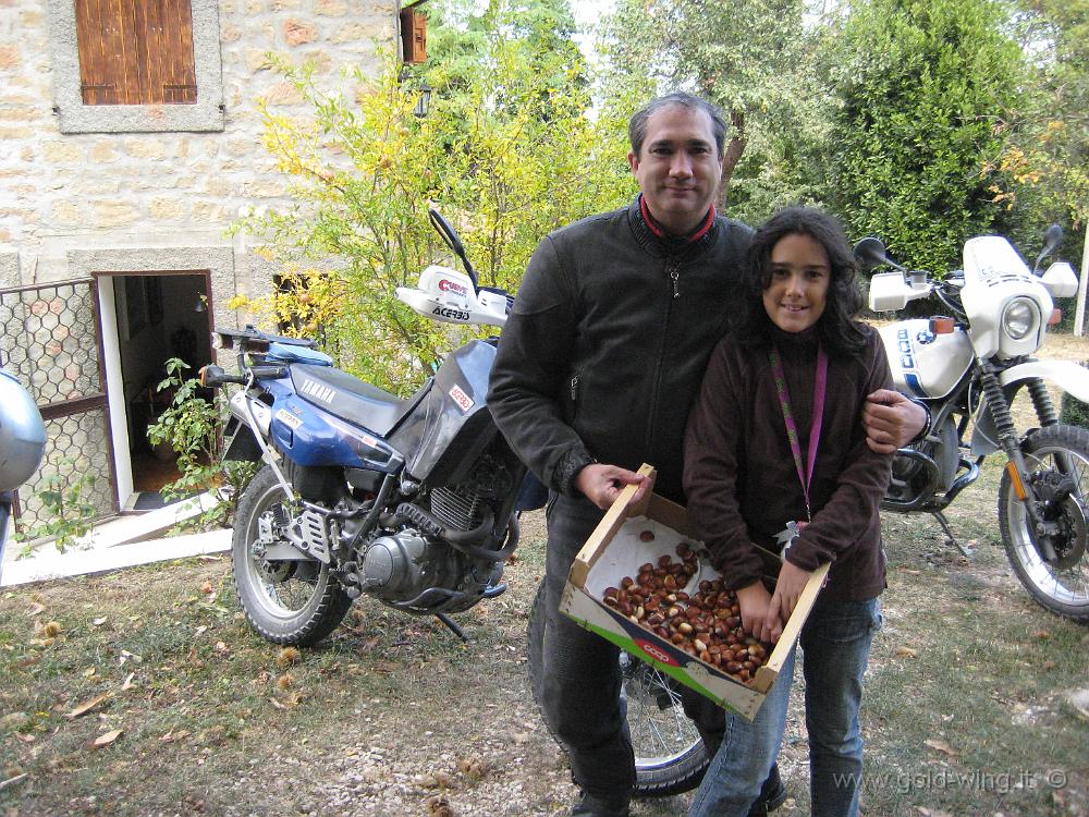 IMG_0026.JPG - Durante il giro mia figlia ha fatto il pieno ... di castagne