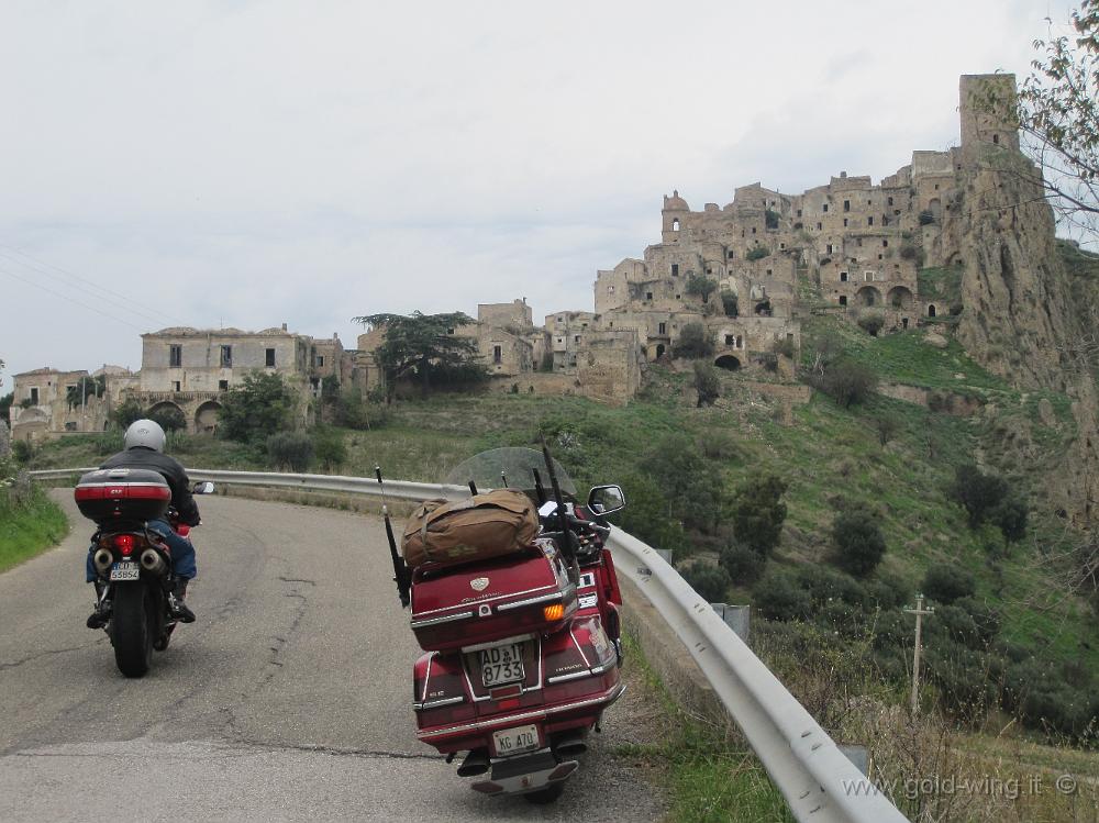 IMG_0230.JPG - Arrivo a Craco dei partecipanti al giro