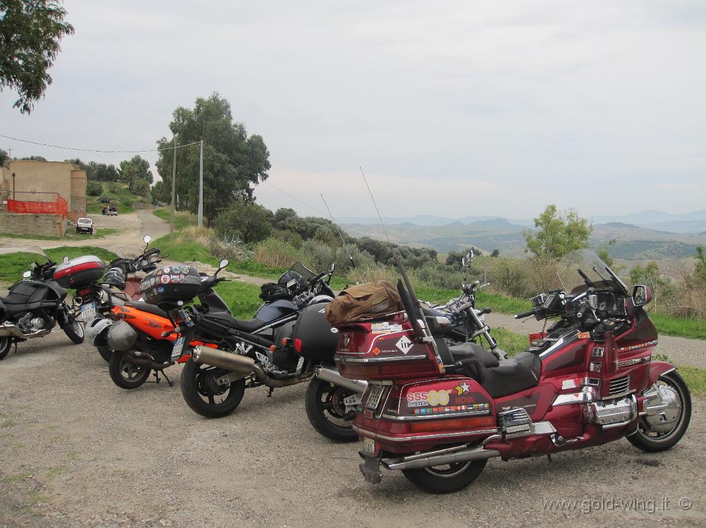 IMG_0237.JPG - Parcheggiamo le moto davanti a Craco