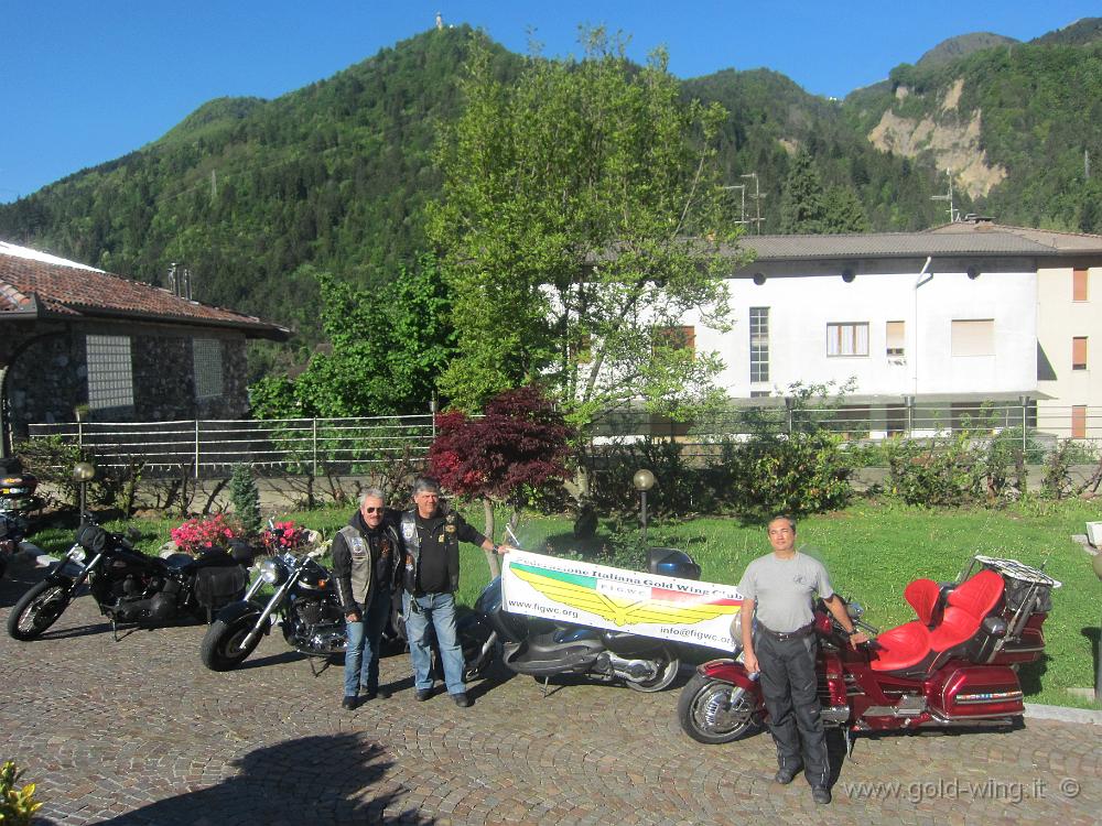 IMG_0017.JPG - Arta Terme, Hotel Gortani. Pronti per il giro, con lo striscione della Federazione Italiana Gold Wing Club