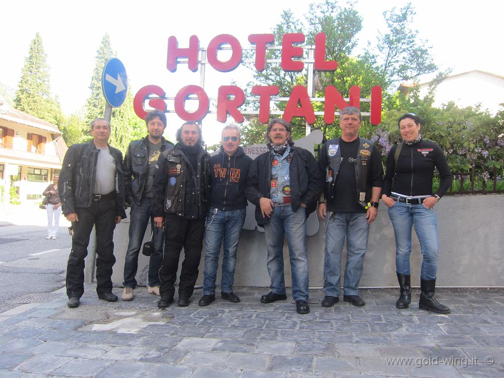 IMG_0269.JPG - Arta Terme, partenza dall'Hotel Gortani. Da sinistra: Marcello (io), Gold Wing Club i Normanni - Luca, Turismo FVG - Dino, Gatti Neri - Paolo, Big Twin Italy, Coordinatore Nazionale Comitato Biker FMI - Carlo, Moto Guzzi World Club "MGWC" - Marco, Aquile dei Sibillini - Federica, Big Twin Italy (moglie di Paolo)