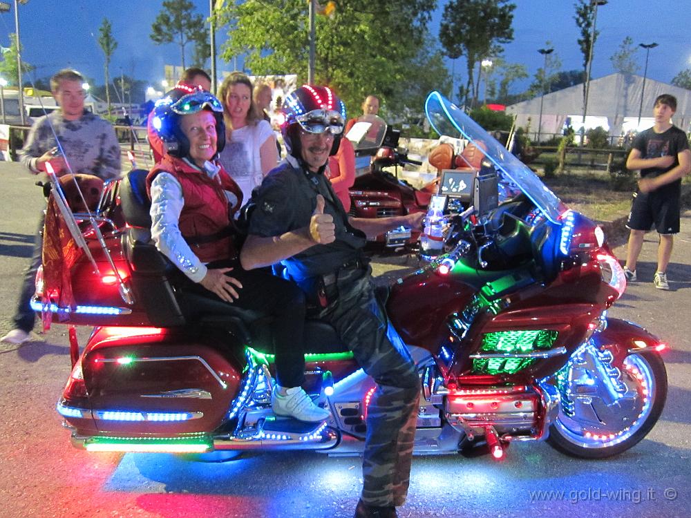 IMG_0637.JPG - Lignano Sabbiadoro, Biker Fest: il mio amico Franco "Veliero" (e moglie) sulla sua Gold Wing