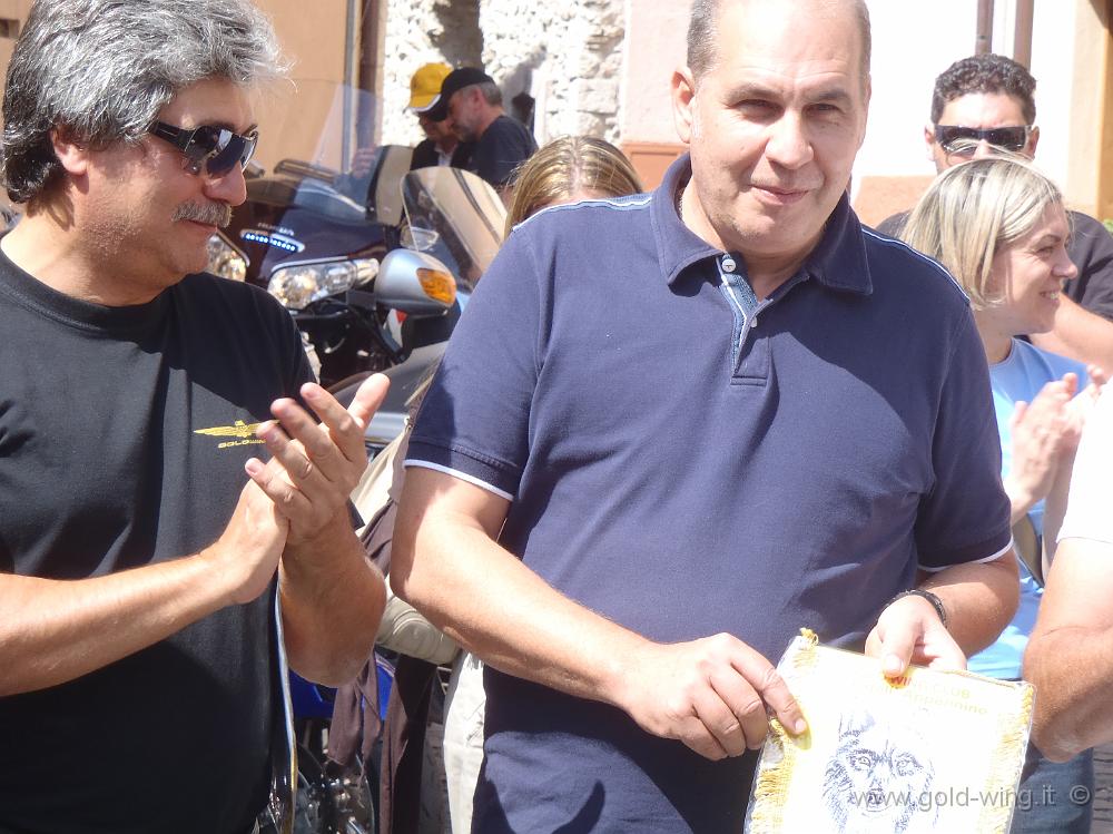P9050361.JPG - Roccagiovine: il sindaco riceve il gagliardetto dei Lupi