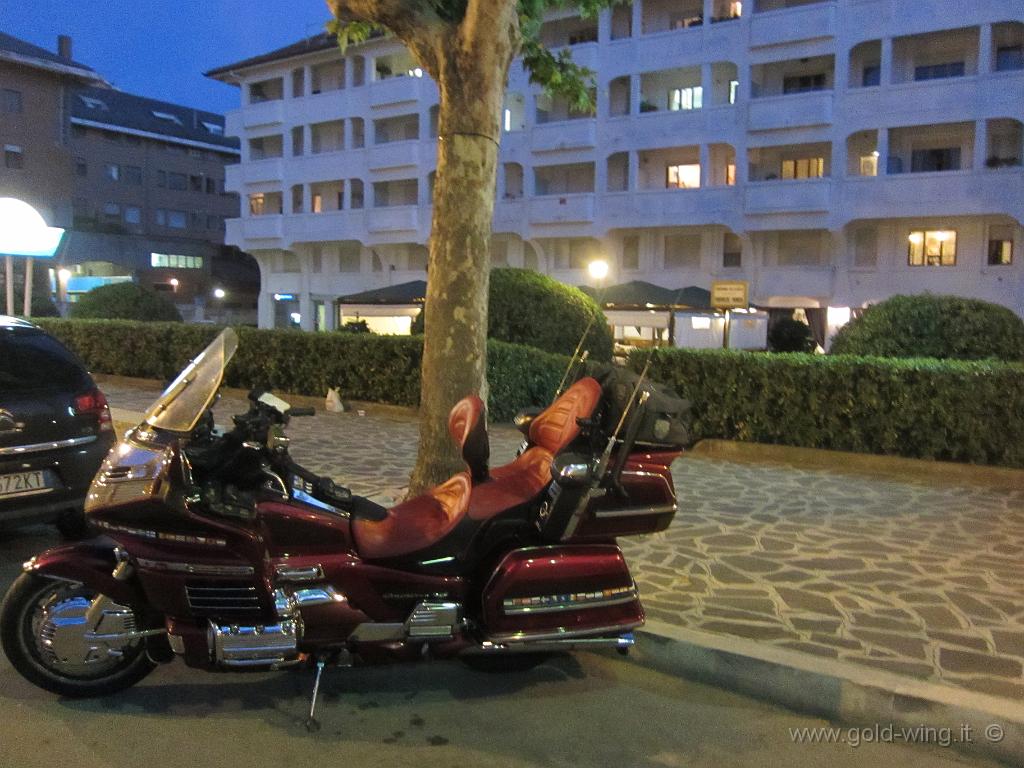 IMG_0001.JPG - Francavilla al Mare (CH): di fronte al ristorante della cena. Sono appena arrivato da Lecce