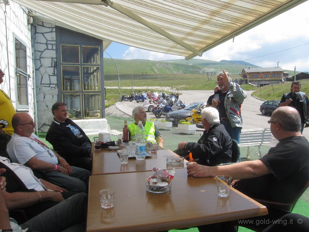 IMG_0204.JPG - Sosta al bar, a quota m 1.650