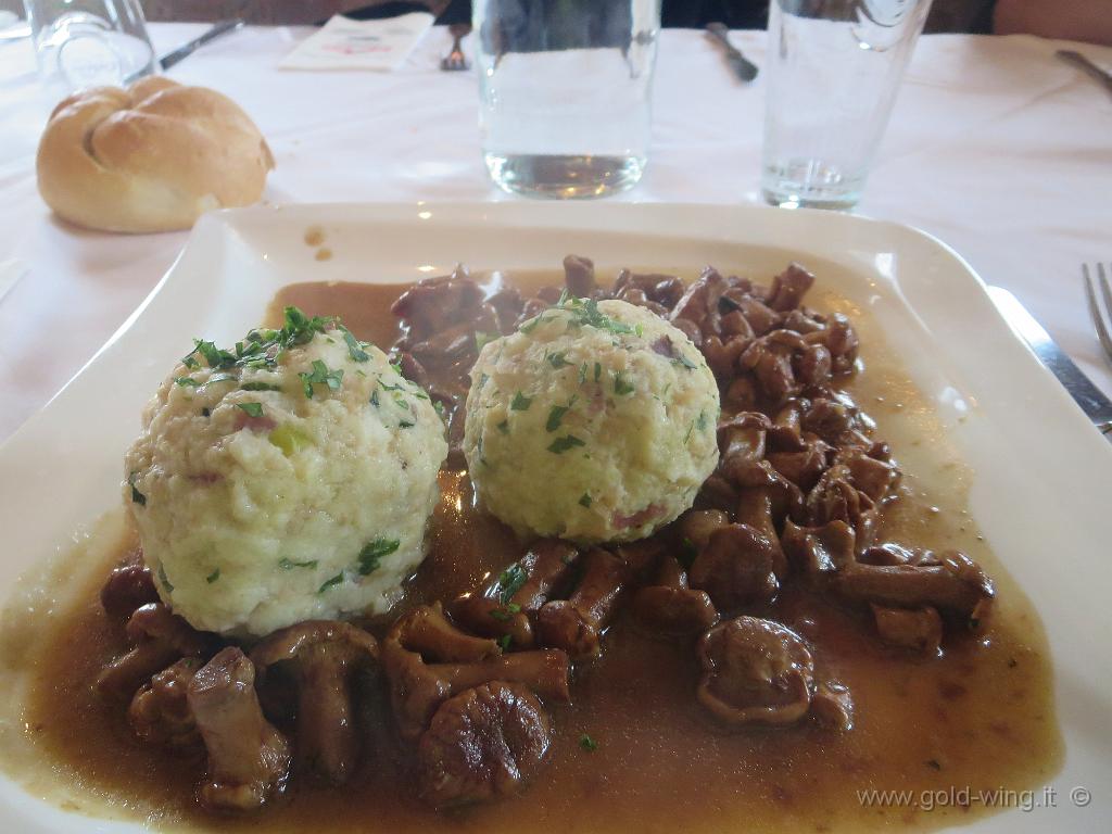 IMG_0662.JPG - Ristorante poco prima del passo di Monte Giovo (m 2.099) (BZ): pranzo