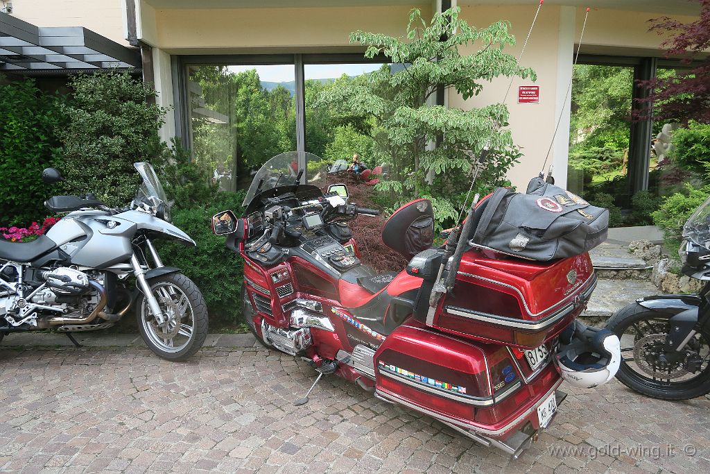 IMG_0004.JPG - Castione della Presolana: arrivo alla sede della 20.000 Pieghe, il Grand Hotel della Presolana