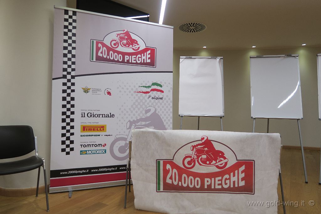 IMG_0058.JPG - Grand Hotel della Presolana: la riunione per le istruzioni per la 20.000 Pieghe