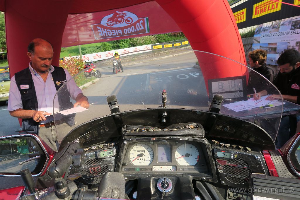 IMG_0176.JPG - Pronto alla partenza: controllo la moto. Tutto ok: temperatura 21,8° (a sinistra), stereo acceso per ricevere le indicazione del gps dagli altoparlanti della moto (al centro), il motore gira al minimo in folle a 650 giri (centro-destra), batteria a 13,7v