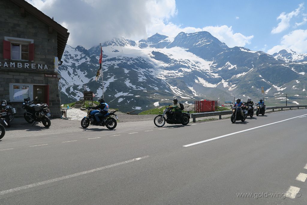 IMG_0708.JPG - Passo del Bernina (m 2.323). Ristorante Cambrena: controllo timbro