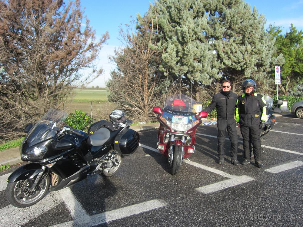 IMG_0012.JPG - Foggia: incontro con oliviero (Kawasaki GTR 1400) e GrandeFred (Suzuki V-Strom 650 dietro di lui)