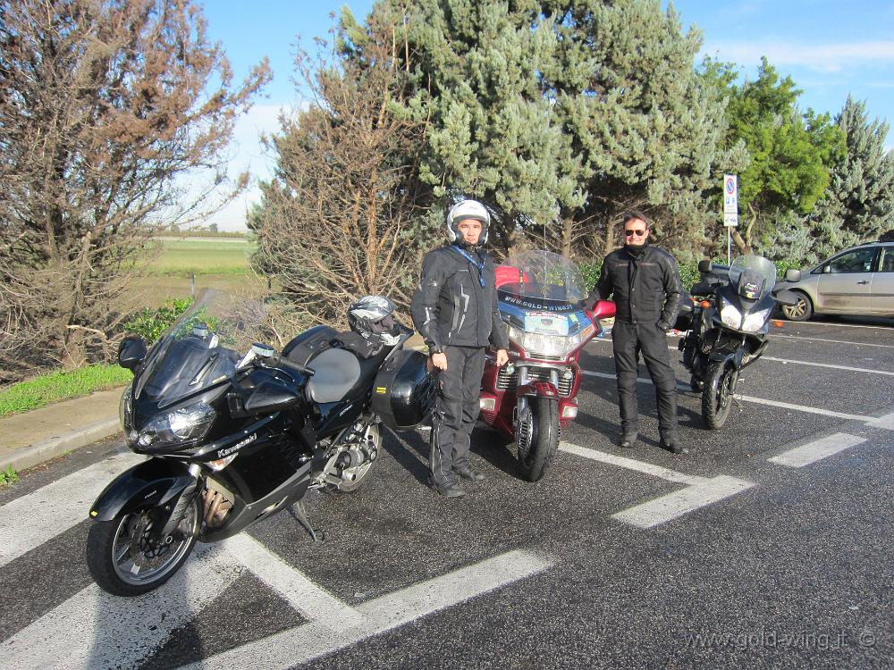 IMG_0013.JPG - Foggia: incontro con oliviero (a destra, con Kawasaki GTR 1400 a sinistra) e GrandeFred (Suzuki V-Strom 650)