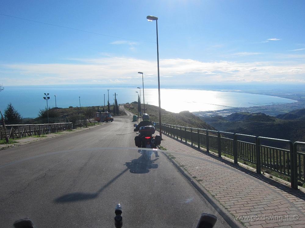 IMG_0079.JPG - Monte Sant'Angelo, panorama sul golfo di Manfredonia (800 metri sotto)