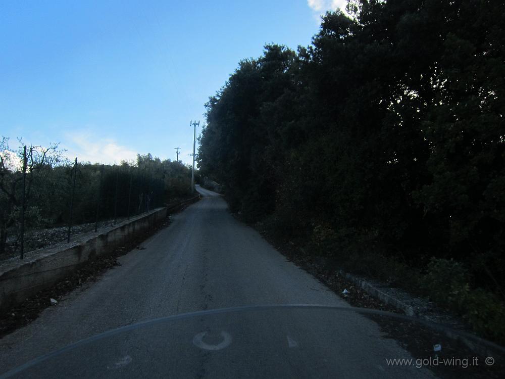 IMG_0125.JPG - Strada secondaria (in salita) verso Vico del Gargano