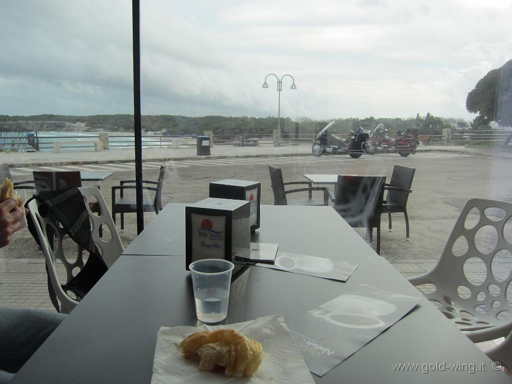 IMG_0014.JPG - Pranzo al bar con rustico leccese di fronte alla baia di Torre dell'Orso