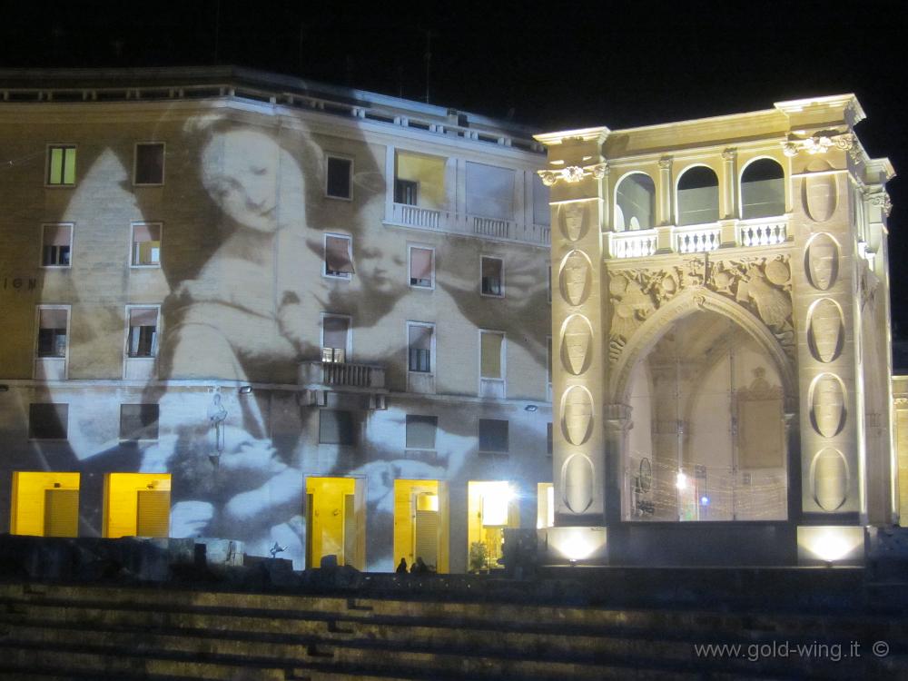 IMG_0102.JPG - Lecce, piazza Sant'Oronzo: anfiteatro romano e giochi di luce (a destra il Sedile, antico municipio)