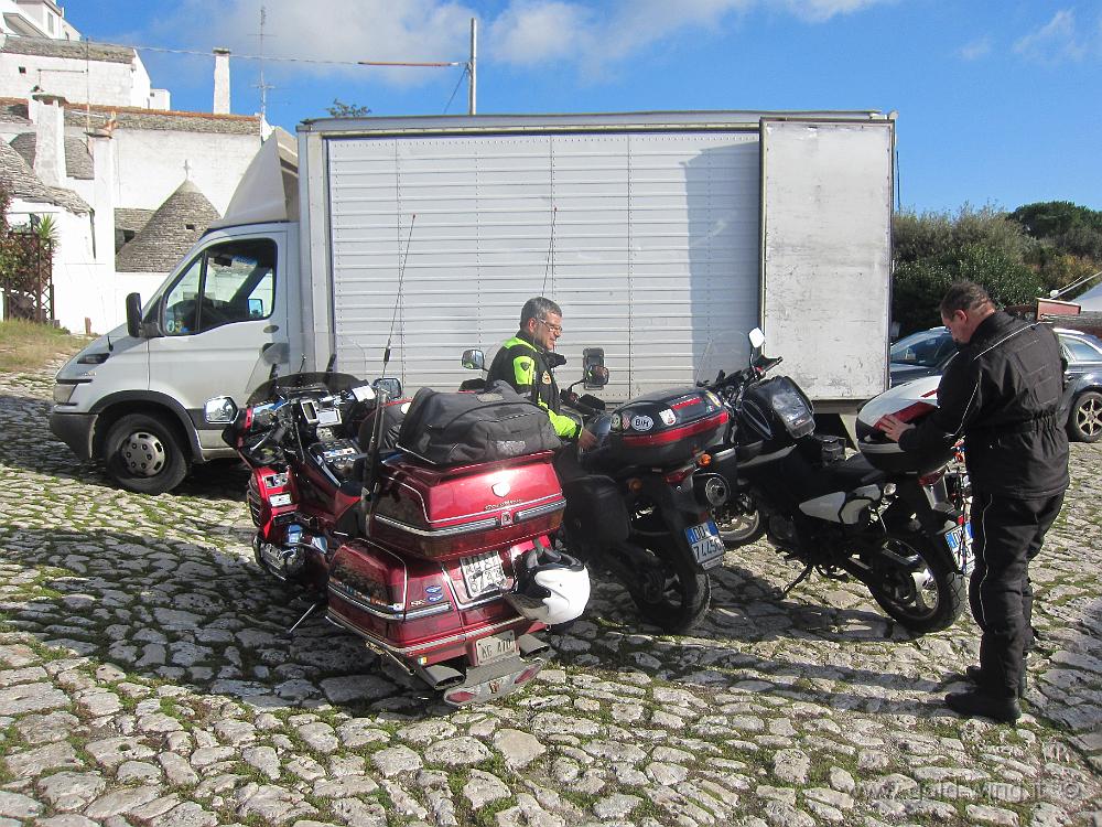 IMG_0015.JPG - Parcheggio ad Alberobello